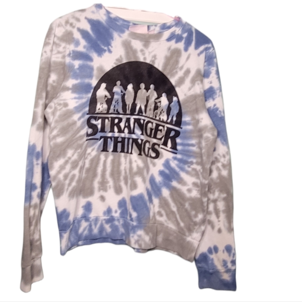 Stranger things med blue/grey tie dye crew neck